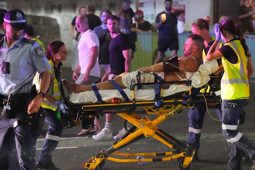 Ataque terrorista en Australia: disparos en la playa de Bondi provocaron 12 muertes y una ciudad en alerta Ataque terrorista en Australia: disparos en la playa de Bondi provocaron 12 muertes y una ciudad en alerta imagen-1