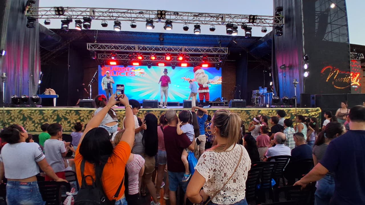 Gurises Felices compartió la magia de la Navidad en Capioví y Leandro N. Alem imagen-9