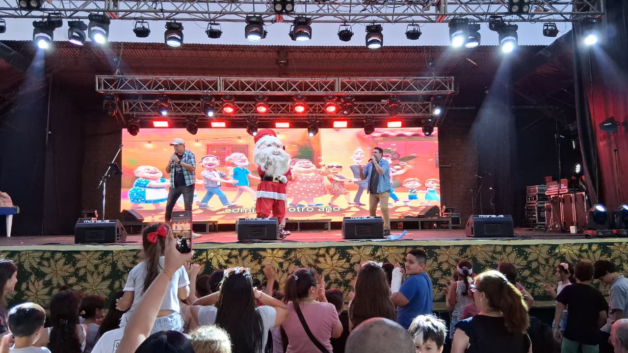 Gurises Felices compartió la magia de la Navidad en Capioví y Leandro N. Alem 5 Gurises Felices compartió la magia de la Navidad en Capioví y Leandro N. Alem imagen-4