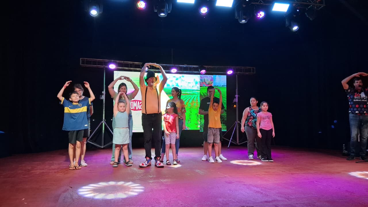 Gurises Felices compartió la magia de la Navidad en Capioví y Leandro N. Alem 11 Gurises Felices compartió la magia de la Navidad en Capioví y Leandro N. Alem imagen-10