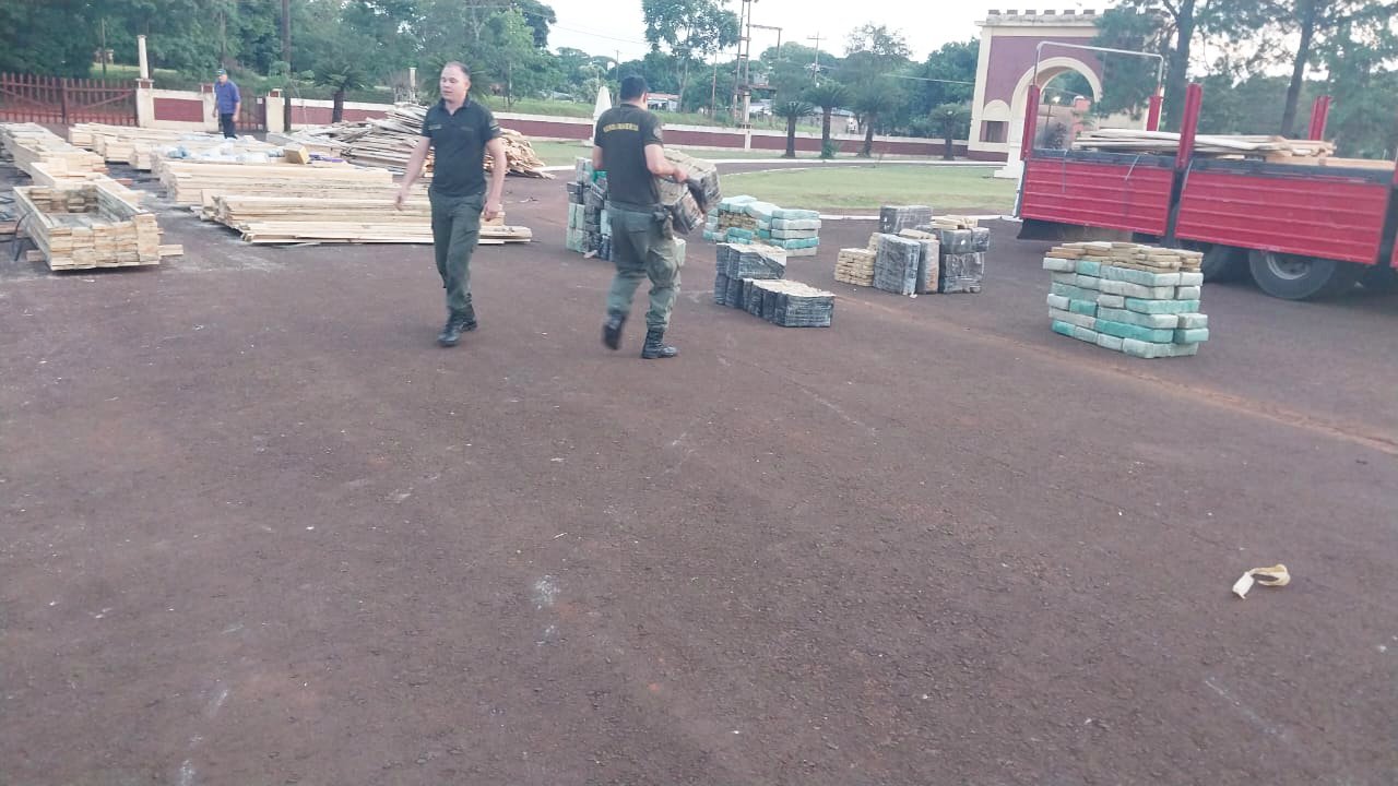 Armaron cofres con cargamento de madera para ocultar y trasladar más de siete toneladas de marihuana 3 Armaron cofres con cargamento de madera para ocultar y trasladar más de siete toneladas de marihuana imagen-2