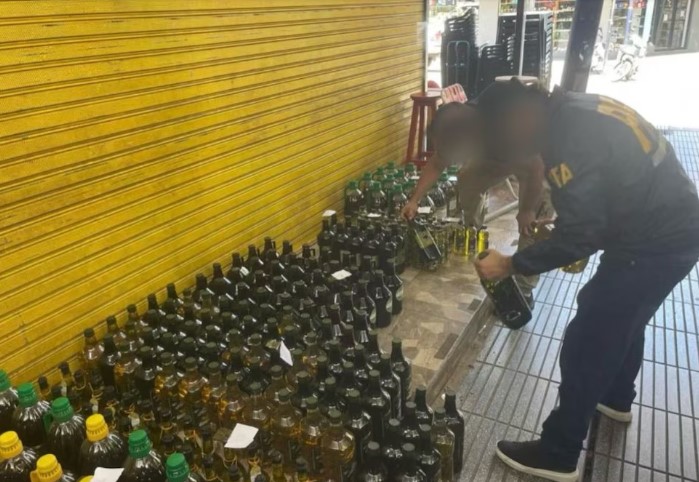 Detuvieron a un hombre que traficaba de Brasil a Misiones miles de bidones de aceite de oliva adulterado 5 Detuvieron a un hombre que traficaba de Brasil a Misiones miles de bidones de aceite de oliva adulterado imagen-4