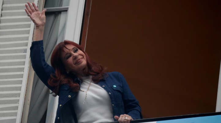 Difundieron un nuevo parte médico de Cristina Kirchner: hasta cuándo seguirá internada imagen-12