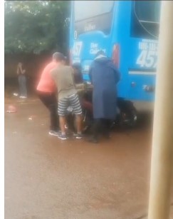 Candelaria: un motociclista resultó herido tras colisionar con un colectivo 3 Candelaria: un motociclista resultó herido tras colisionar con un colectivo imagen-2