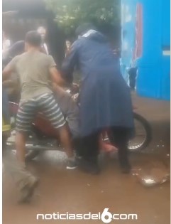 Candelaria: un motociclista resultó herido tras colisionar con un colectivo Candelaria: un motociclista resultó herido tras colisionar con un colectivo imagen-5