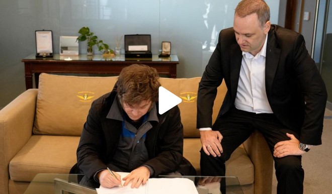 Javier Milei volvió de Noruega y firmó el proyecto de reforma laboral para que sea tratado en el Congreso imagen-10