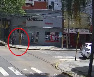 El anillo digital del 911 frustró un robo y permitió detener a un ladrón de comercios en Posadas El anillo digital del 911 frustró un robo y permitió detener a un ladrón de comercios en Posadas imagen-5