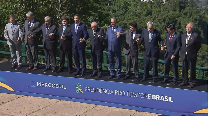 Foz de Iguazú: Milei acusó al Mercosur de tener “una burocracia sobredimensionada e ineficaz” y llamó a abrirse al mundo imagen-7