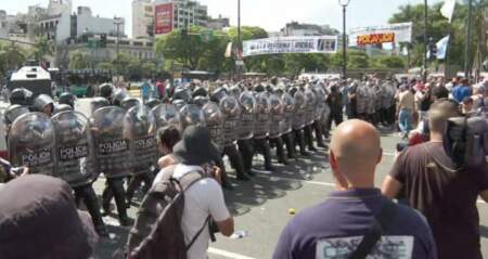 El Gobierno anunció que apelará la decisión de la Justicia de anular el protocolo antipiquetes imagen-7