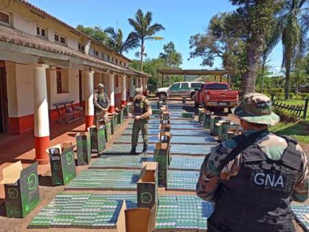 Utilizan una camioneta robada para transportar 22.500 paquetes de cigarrillos de contrabando Utilizan una camioneta robada para transportar 22.500 paquetes de cigarrillos de contrabando imagen-8