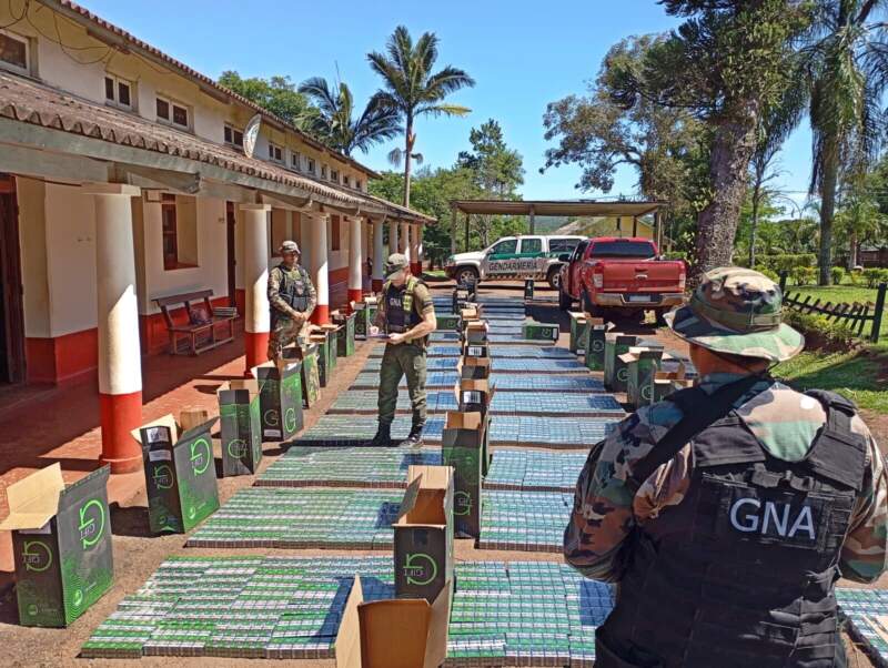 Utilizan una camioneta robada para transportar 22.500 paquetes de cigarrillos de contrabando imagen-8