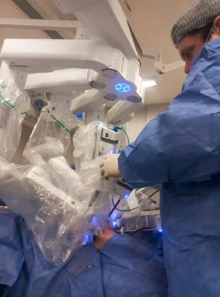 El robot Da Vinci del Hospital Madariaga marca un hito en cirugías urológicas mini invasivas imagen-8