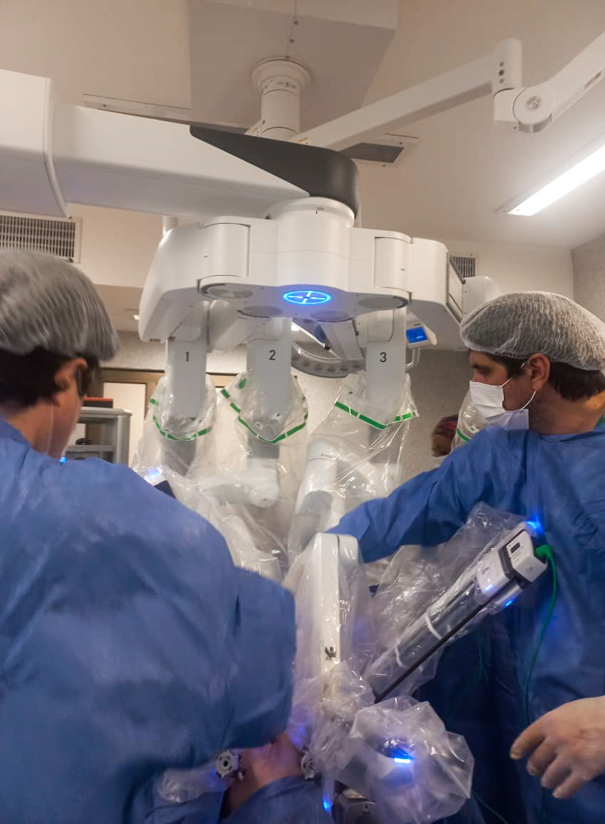 El robot Da Vinci del Hospital Madariaga marca un hito en cirugías urológicas mini invasivas imagen-29