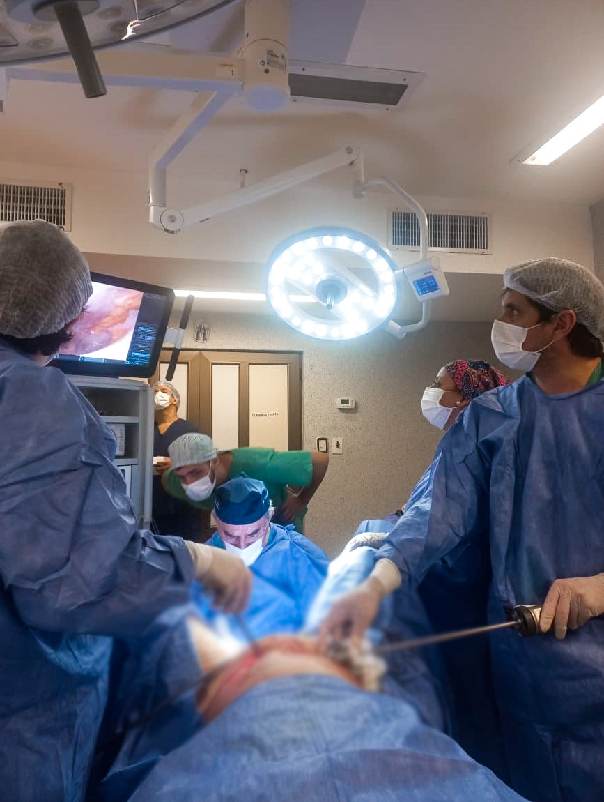 El robot Da Vinci del Hospital Madariaga marca un hito en cirugías urológicas mini invasivas imagen-33