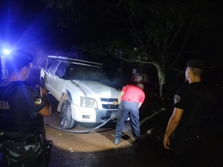 Investigan el incendio de una camioneta en el barrio Terminal de Bernardo de Irigoyen Investigan el incendio de una camioneta en el barrio Terminal de Bernardo de Irigoyen imagen-12