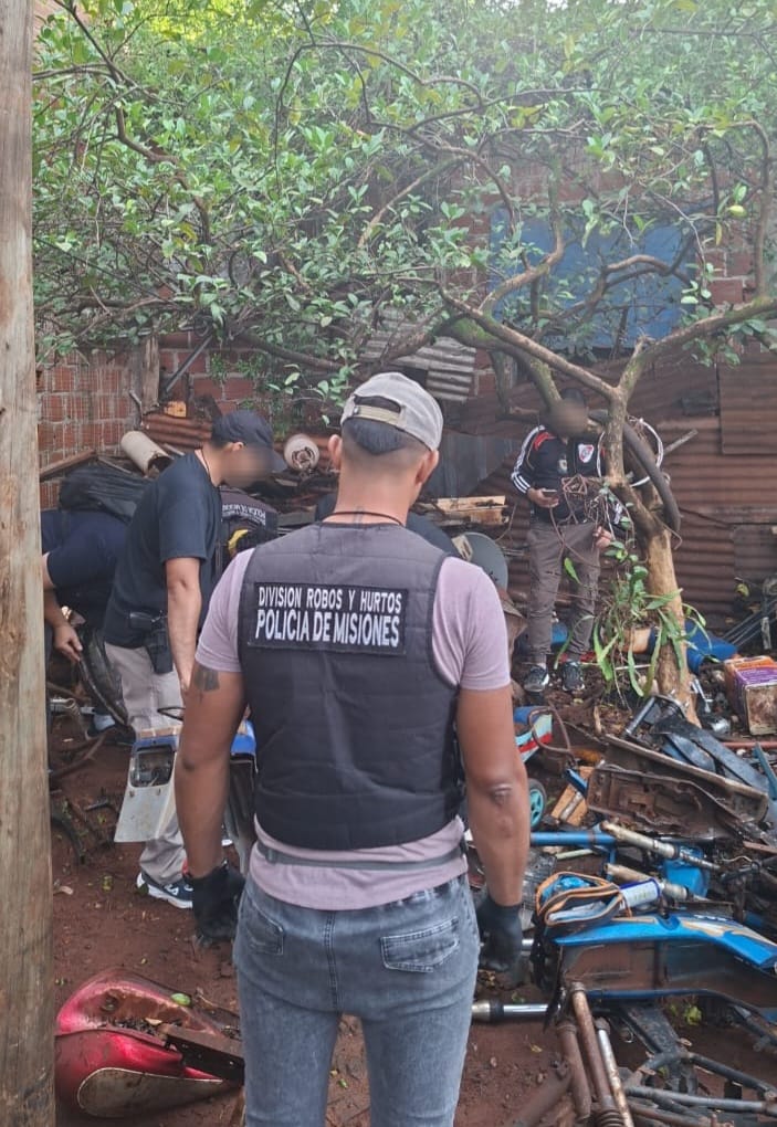 Posadas: desmantelan un taller clandestino donde una banda desguazaba motos robadas en la chacra 112 3 Posadas: desmantelan un taller clandestino donde una banda desguazaba motos robadas en la chacra 112 imagen-2