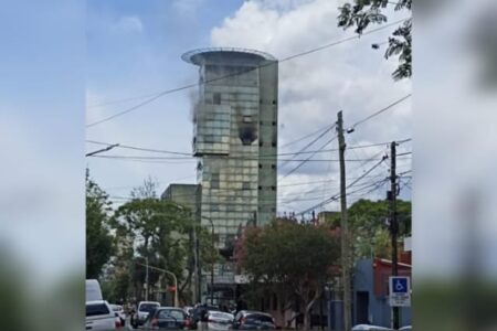 Alerta en el microcentro: un principio de incendio en la Torre Marconi movilizó a bomberos y generó preocupación entre vecinos y comerciantes imagen-5