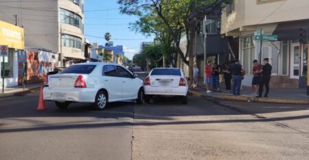 Siniestro vehicular en el microcentro de Posadas imagen-1