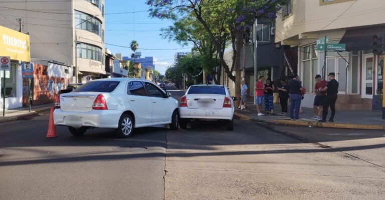 Siniestro vehicular en el microcentro de Posadas Siniestro vehicular en el microcentro de Posadas imagen-6