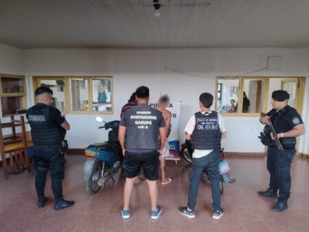 Robaron una motocicleta y la ofrecían por $60 mil: Dos hermanos detenidos en Garupá Robaron una motocicleta y la ofrecían por $60 mil: Dos hermanos detenidos en Garupá imagen-8