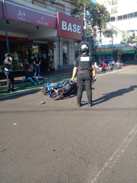 Siniestro vial entre un automóvil y una motocicleta dejó un lesionado en Posadas imagen-7