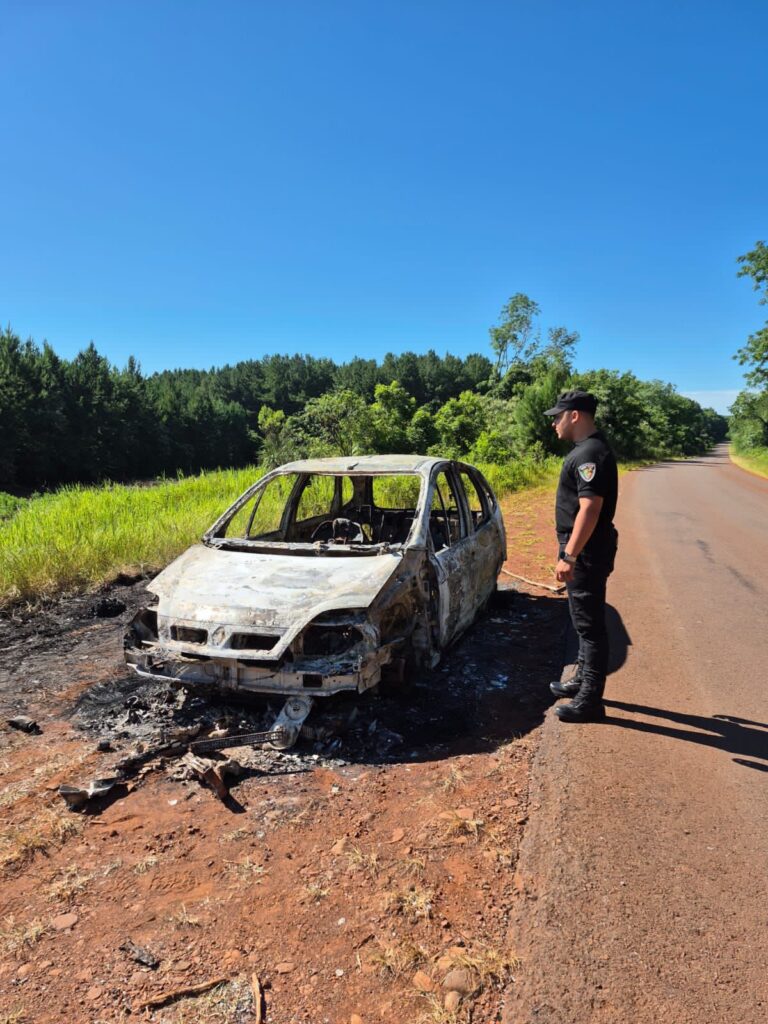 El Alcázar: hallaron un vehículo totalmente incinerado a la vera de la Ruta Provincial 211 El Alcázar: hallaron un vehículo totalmente incinerado a la vera de la Ruta Provincial 211 imagen-2