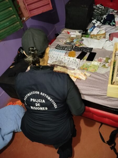 La Policía desarticuló una red barrial que distribuía droga desde una vivienda en Posadas La Policía desarticuló una red barrial que distribuía droga desde una vivienda en Posadas imagen-5