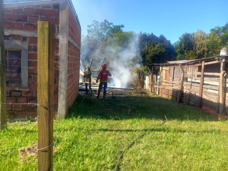 Bomberos sofocaron un incendio en una casa abandonada en Posadas imagen-44