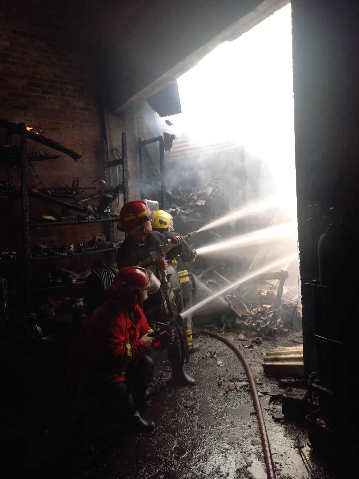Incendio en taller mecánico de Oberá fue controlado sin lesionados 5 Incendio en taller mecánico de Oberá fue controlado sin lesionados imagen-4