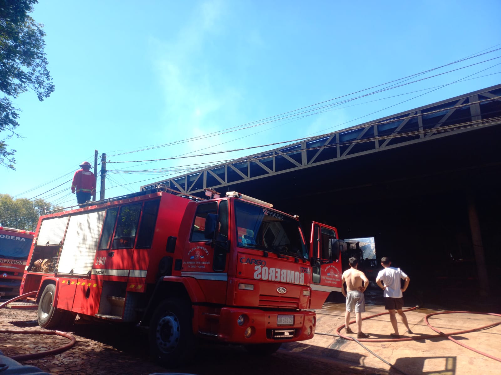Incendio en taller mecánico de Oberá fue controlado sin lesionados 3 Incendio en taller mecánico de Oberá fue controlado sin lesionados imagen-2