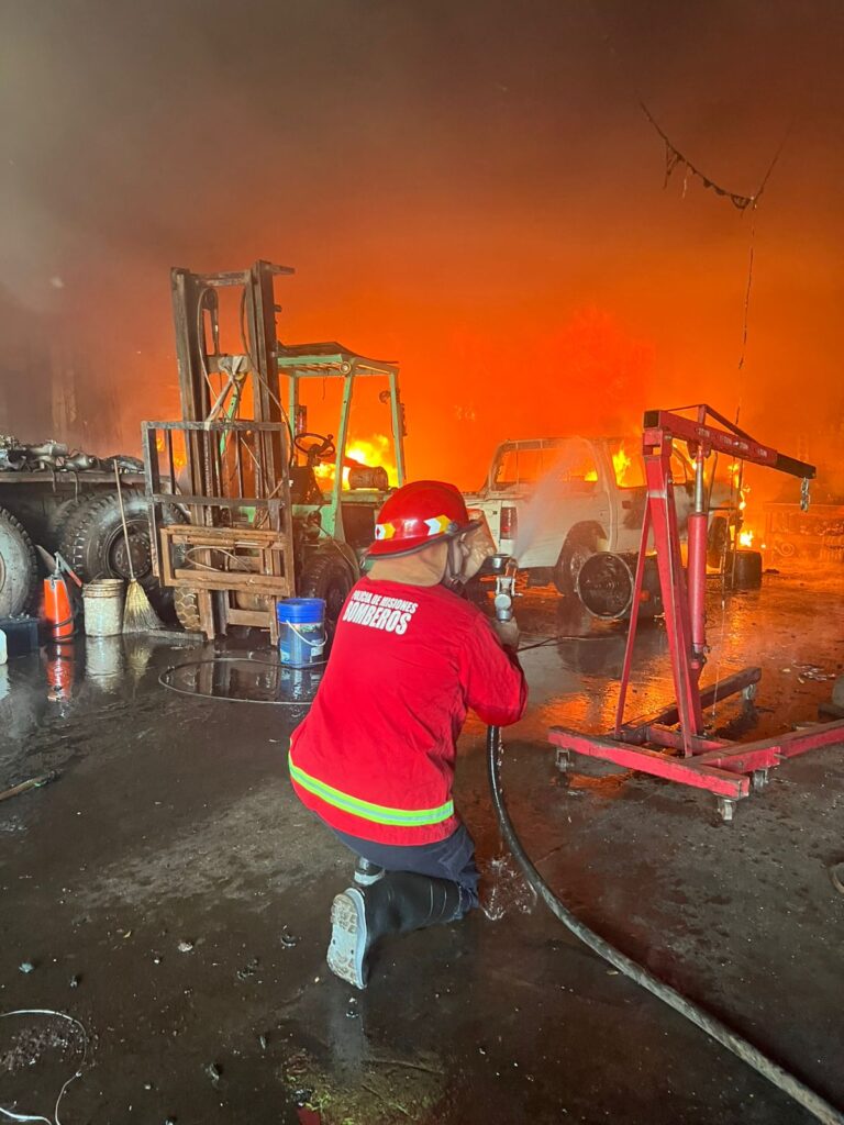 Incendio en taller mecánico de Oberá fue controlado sin lesionados imagen-42