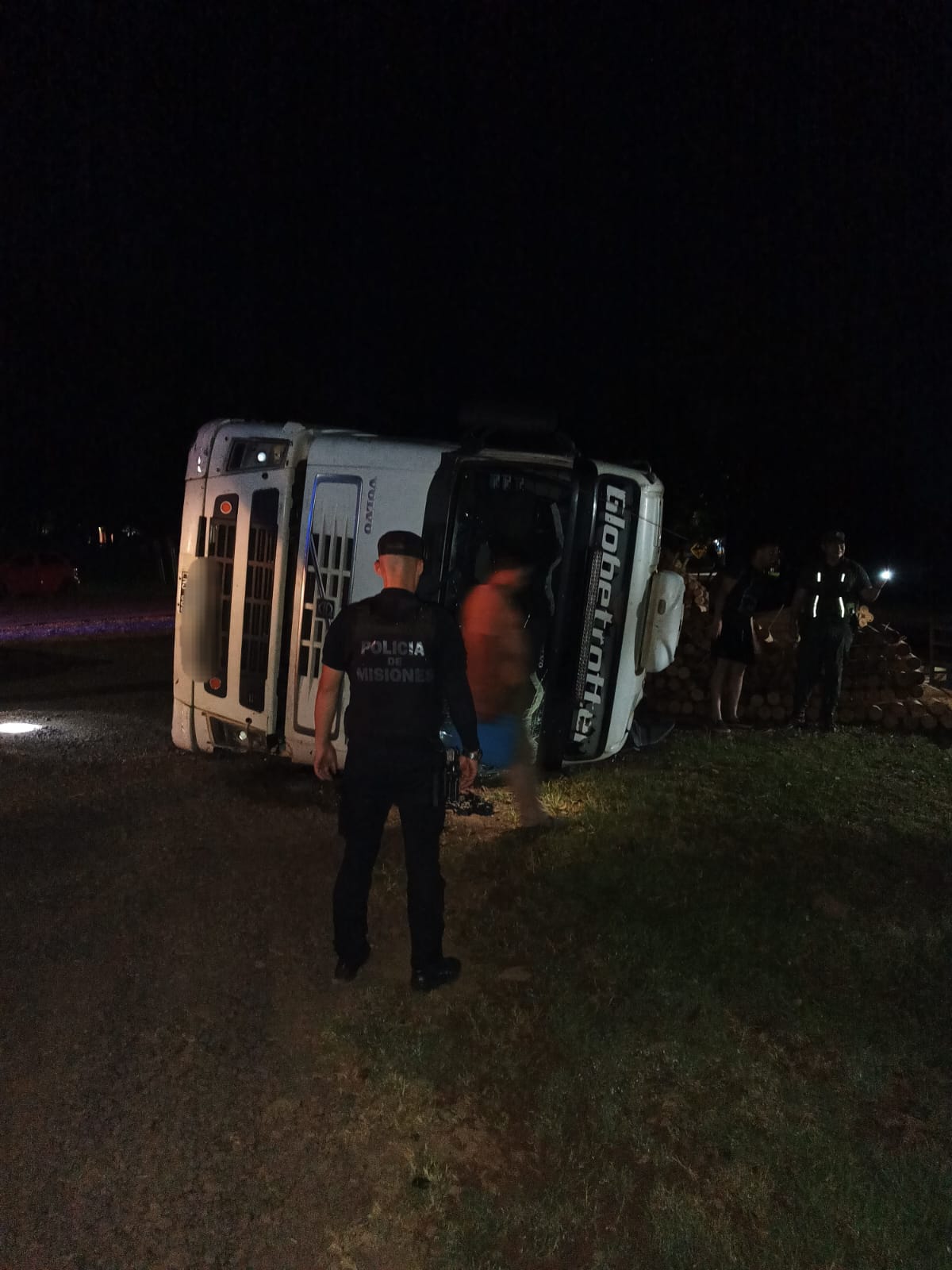Camión cargado con madera volcó en la banquina de la Ruta Provincial 13 3 Camión cargado con madera volcó en la banquina de la Ruta Provincial 13 imagen-2