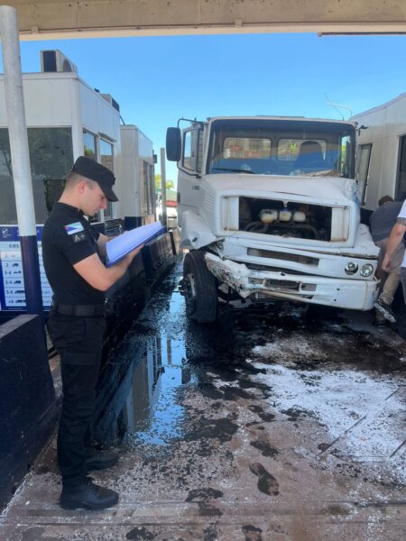 Un camión impactó contra la estructura del peaje Santa Ana y el chofer resultó herido imagen-13