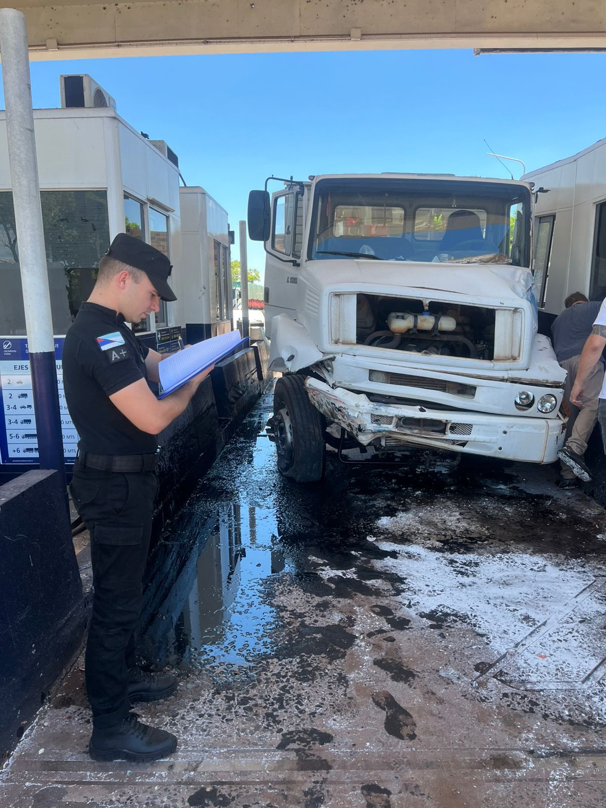 Un camión impactó contra la estructura del peaje Santa Ana y el chofer resultó herido imagen-14