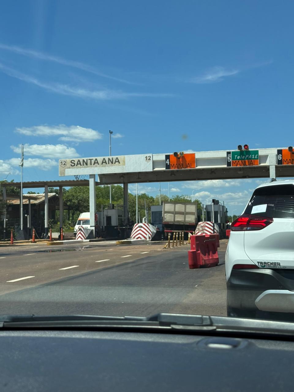 Un camión impactó contra la estructura del peaje Santa Ana y el chofer resultó herido imagen-4