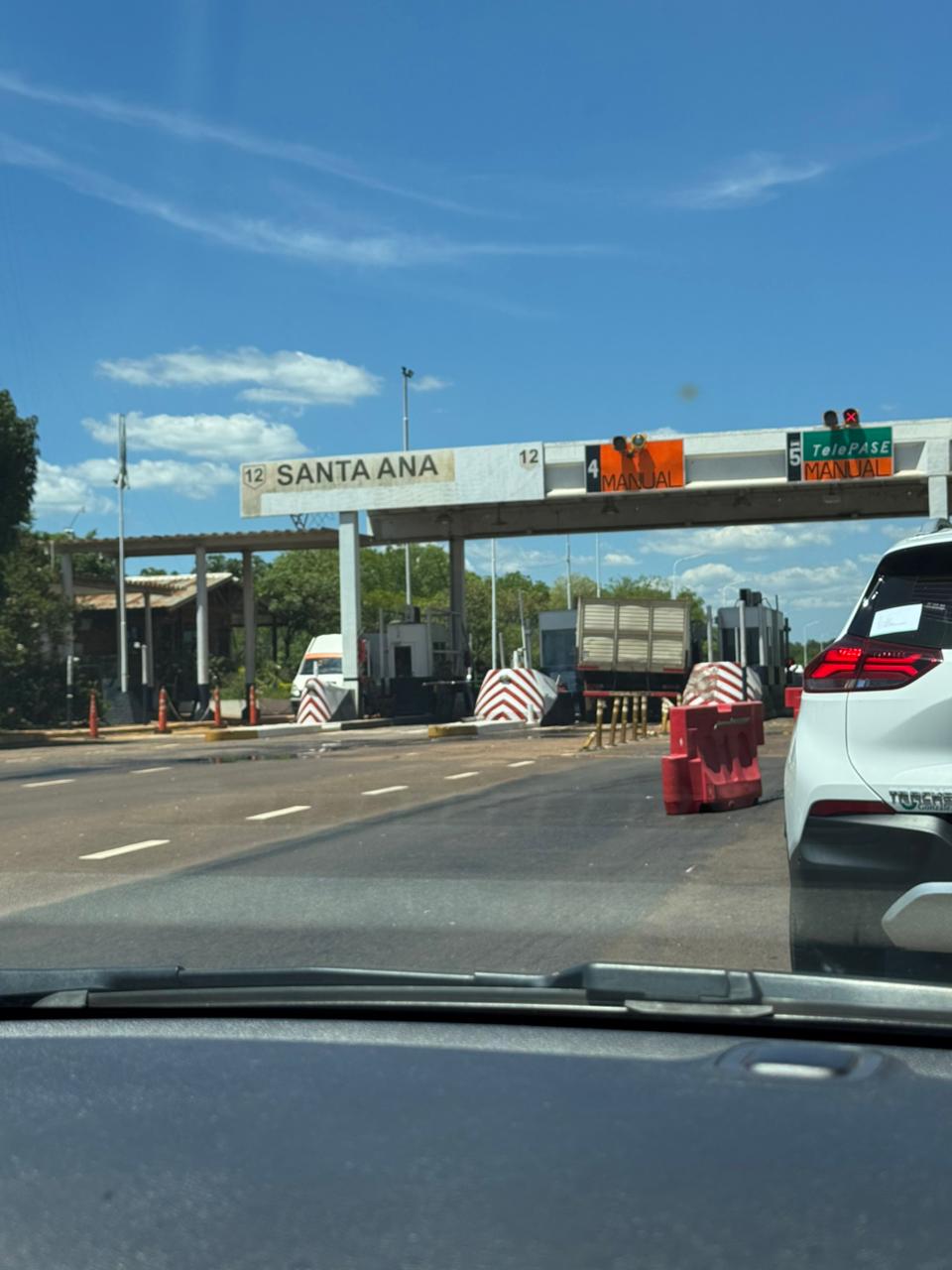 Un camión impactó contra la estructura del peaje Santa Ana y el chofer resultó herido imagen-2