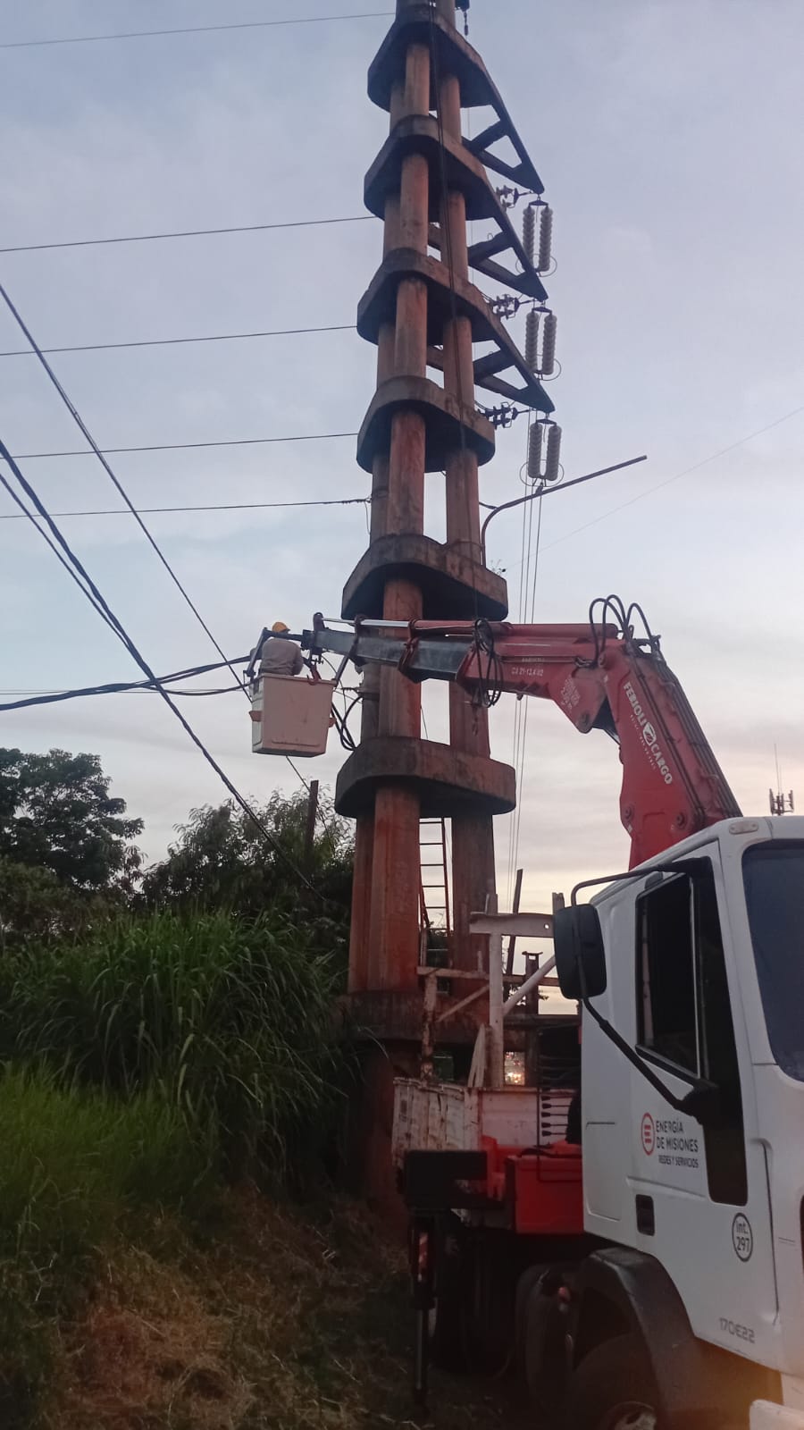 Trabajan en reparación de línea que alimenta a Candelaria imagen-4