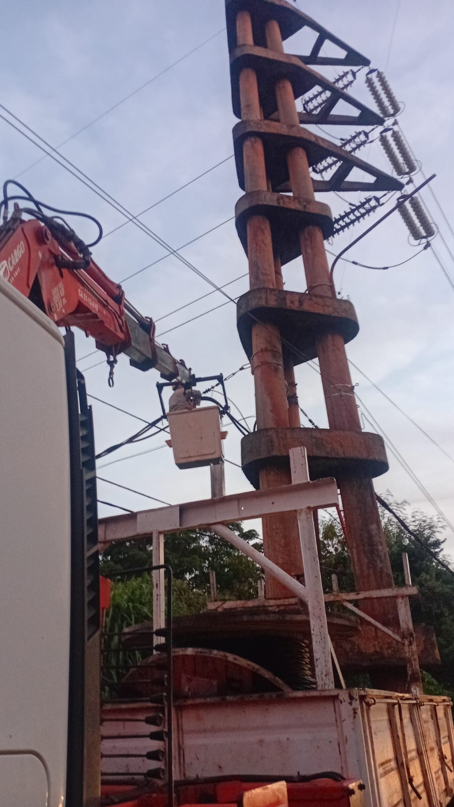 Trabajan en reparación de línea que alimenta a Candelaria imagen-2