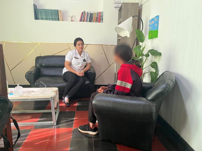 Hallaron a la adolescente buscada en Alem: estaba escondida dentro de un adorno navideño imagen-32