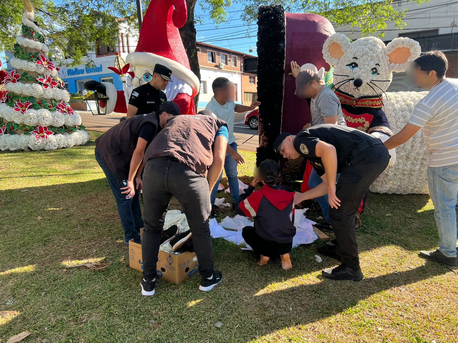 Hallaron a la adolescente buscada en Alem: estaba escondida dentro de un adorno navideño imagen-6