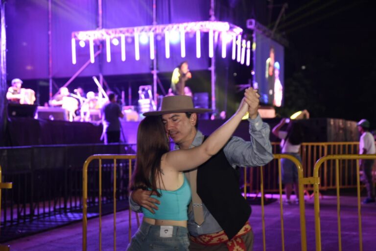 El Festival Nacional de la Música del Litoral abrió con emoción, tradición y un público que volvió a encontrarse El Festival Nacional de la Música del Litoral abrió con emoción, tradición y un público que volvió a encontrarse imagen-46