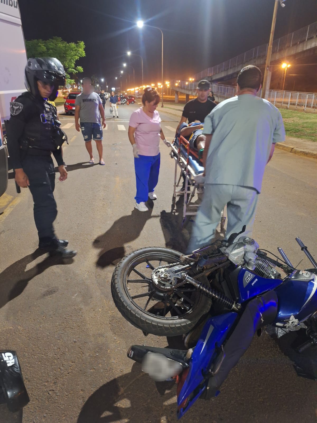 Un motociclista resultó lesionado tras un despiste en la Colectora del Acceso Sur 5 Un motociclista resultó lesionado tras un despiste en la Colectora del Acceso Sur imagen-4
