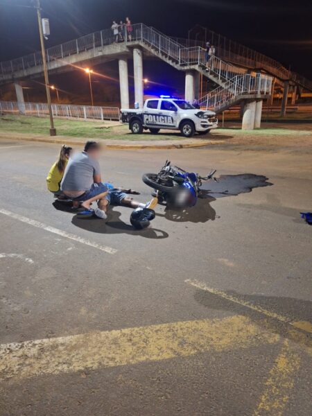 Un motociclista resultó lesionado tras un despiste en la Colectora del Acceso Sur Un motociclista resultó lesionado tras un despiste en la Colectora del Acceso Sur imagen-5