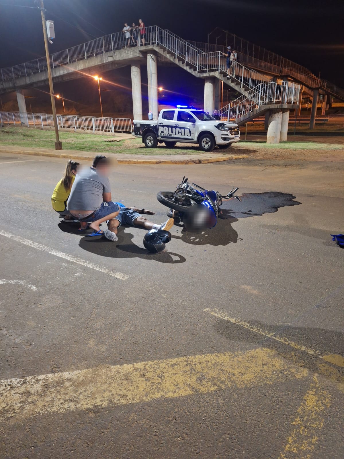 Un motociclista resultó lesionado tras un despiste en la Colectora del Acceso Sur Un motociclista resultó lesionado tras un despiste en la Colectora del Acceso Sur imagen-6