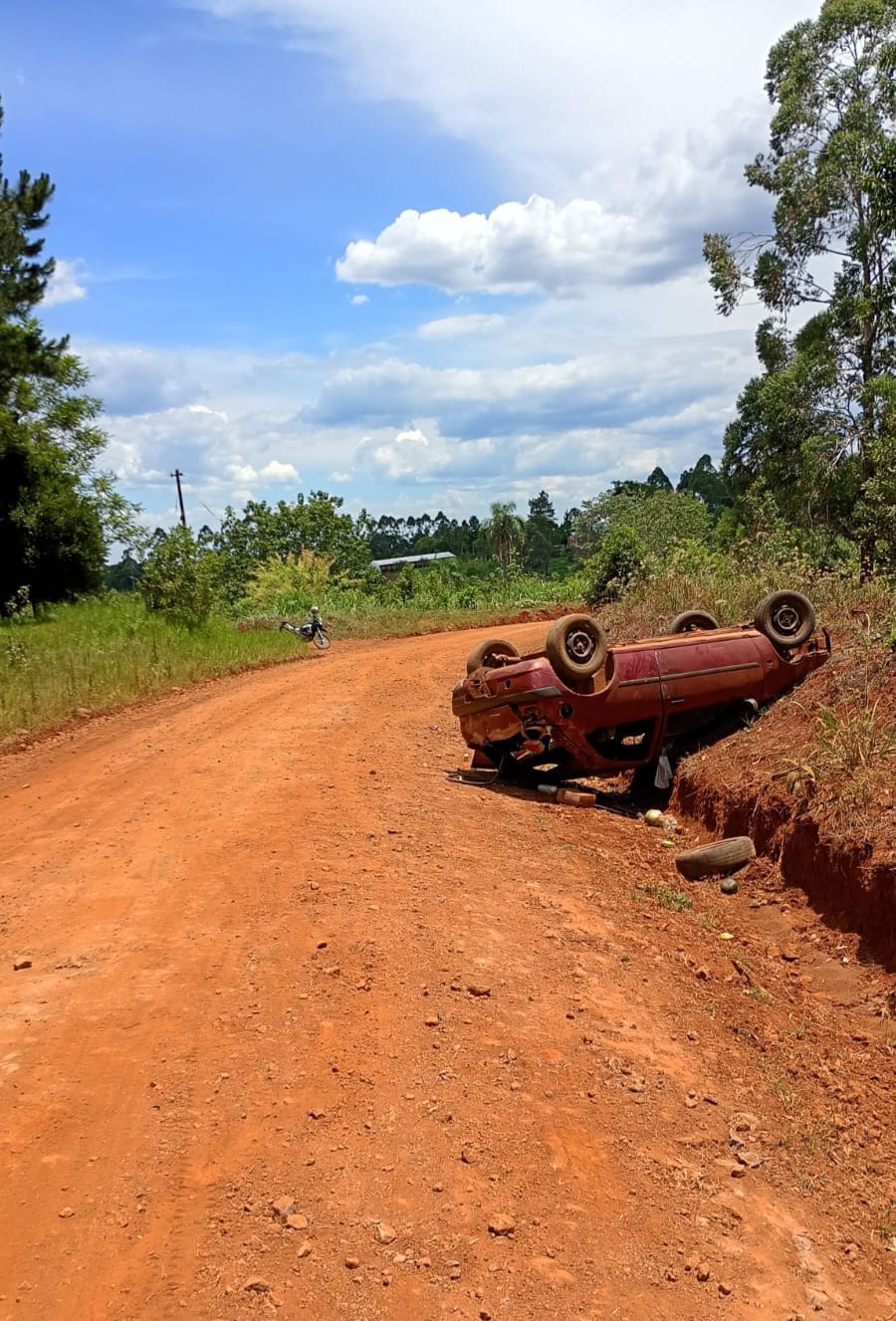 Un auto despistó y volcó en Dos de Mayo: un conductor sufrió lesiones 3 Un auto despistó y volcó en Dos de Mayo: un conductor sufrió lesiones imagen-2