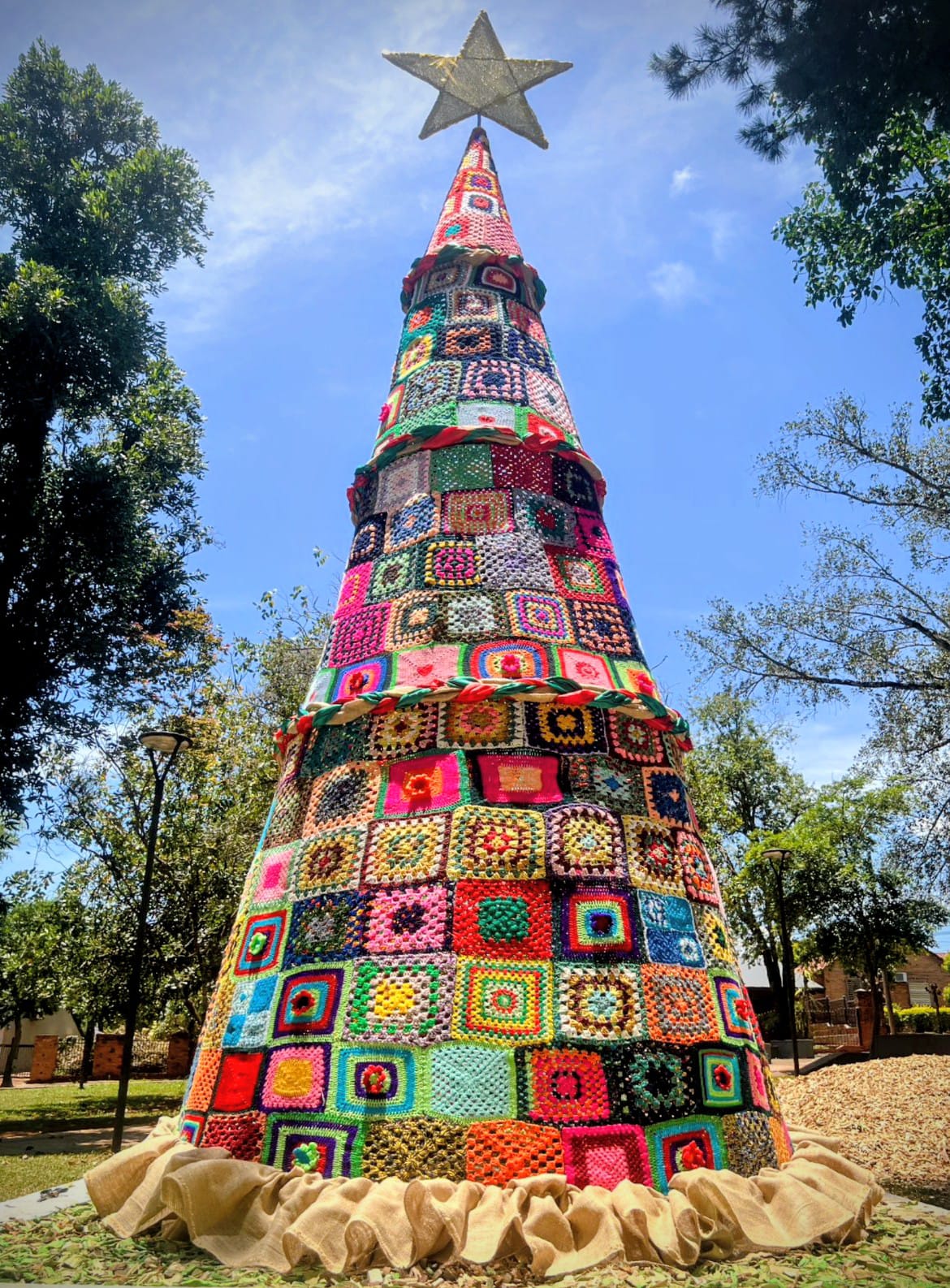 Montecarlo tiene el único árbol navideño tejido a crochet de la provincia 3 Montecarlo tiene el único árbol navideño tejido a crochet de la provincia imagen-2