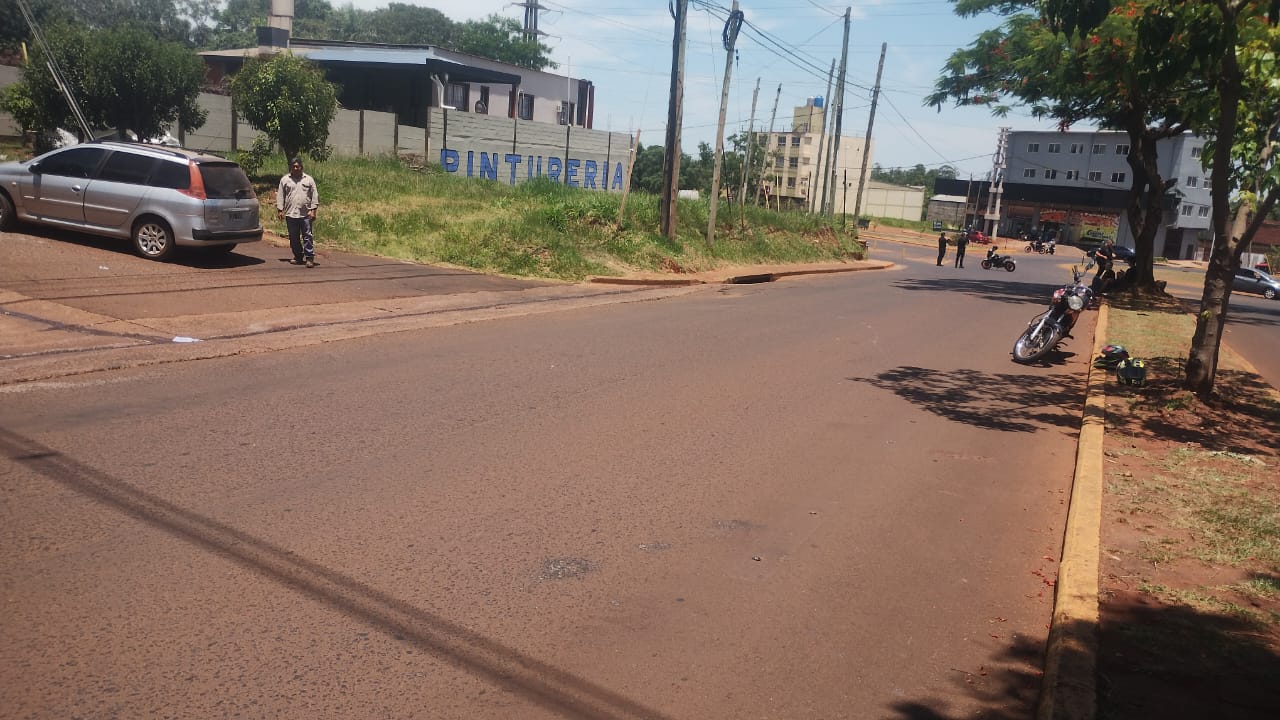 Siniestro vial entre una moto y un automóvil dejó un lesionado en Posadas imagen-8