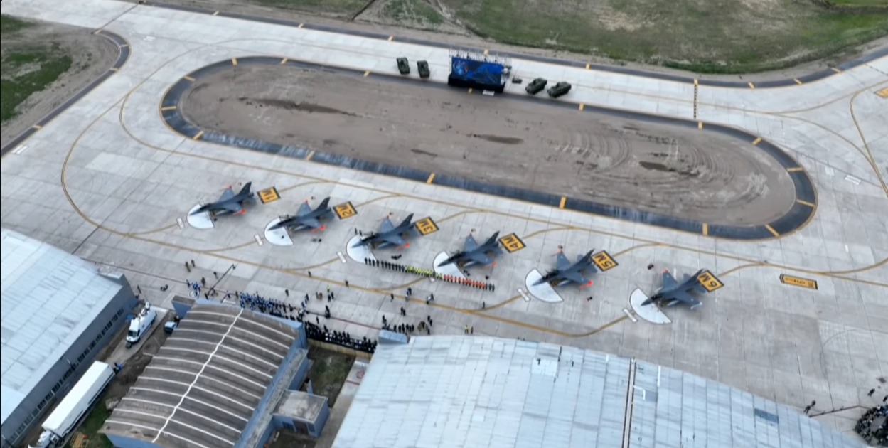 Javier Milei resaltó la llegada de los aviones F-16 a la Argentina: “Es un día histórico para el país” 7 Javier Milei resaltó la llegada de los aviones F-16 a la Argentina: “Es un día histórico para el país” imagen-6