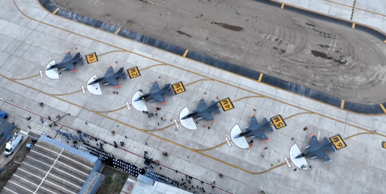 Javier Milei resaltó la llegada de los aviones F-16 a la Argentina: “Es un día histórico para el país” 5 Javier Milei resaltó la llegada de los aviones F-16 a la Argentina: “Es un día histórico para el país” imagen-4