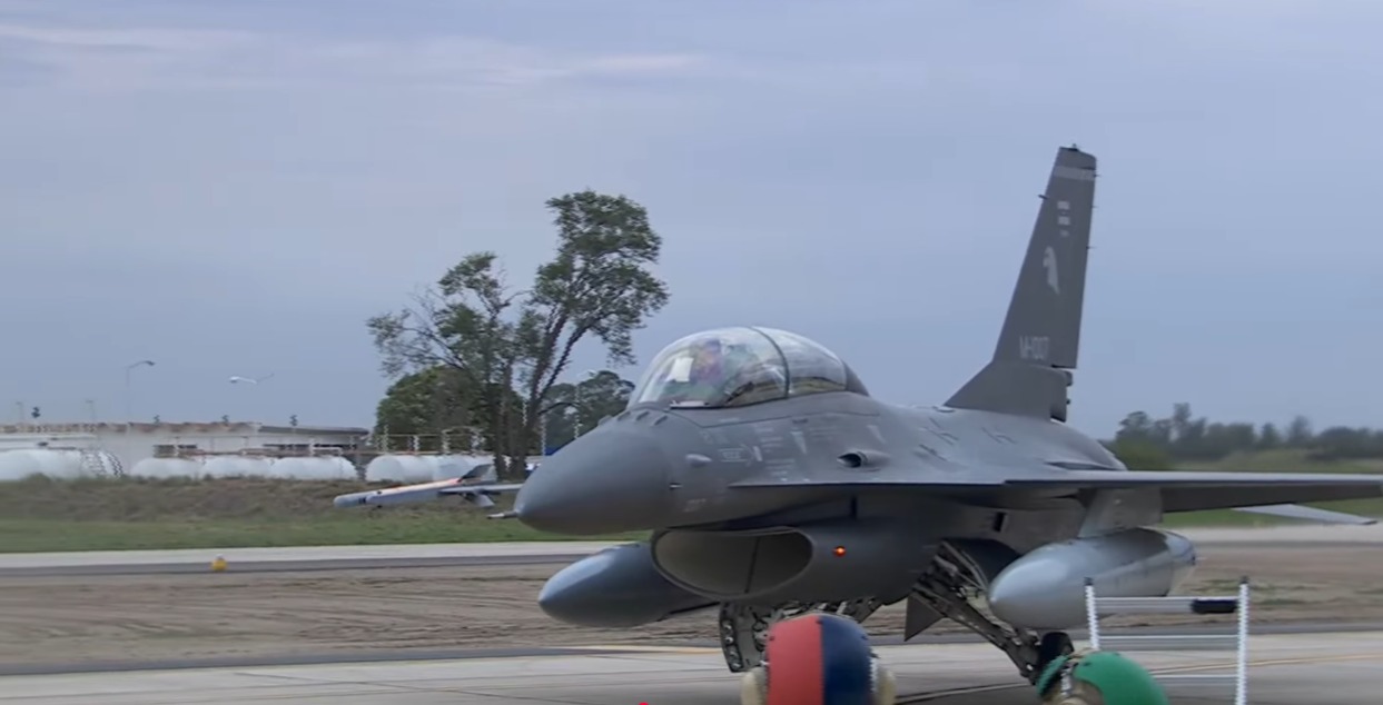 Javier Milei resaltó la llegada de los aviones F-16 a la Argentina: “Es un día histórico para el país” 9 Javier Milei resaltó la llegada de los aviones F-16 a la Argentina: “Es un día histórico para el país” imagen-8